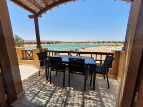 Modern 2 BR penthouse overlooking lagoon and pool